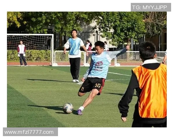 足球明星亲临黄科大与学子互动共庆校园足球盛事